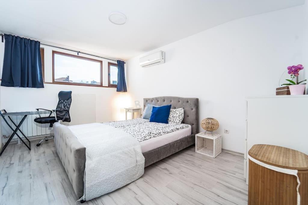 Central Apartment 2Bd Next To Vitosha Bul. Sofia Esterno foto
