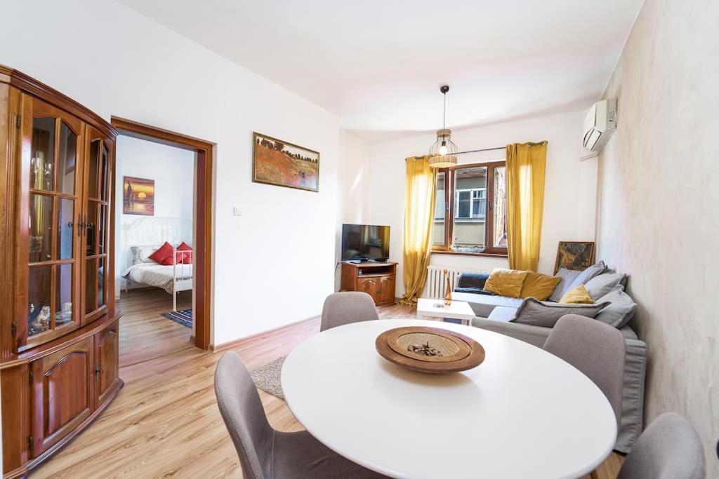 Central Apartment 2Bd Next To Vitosha Bul. Sofia Esterno foto